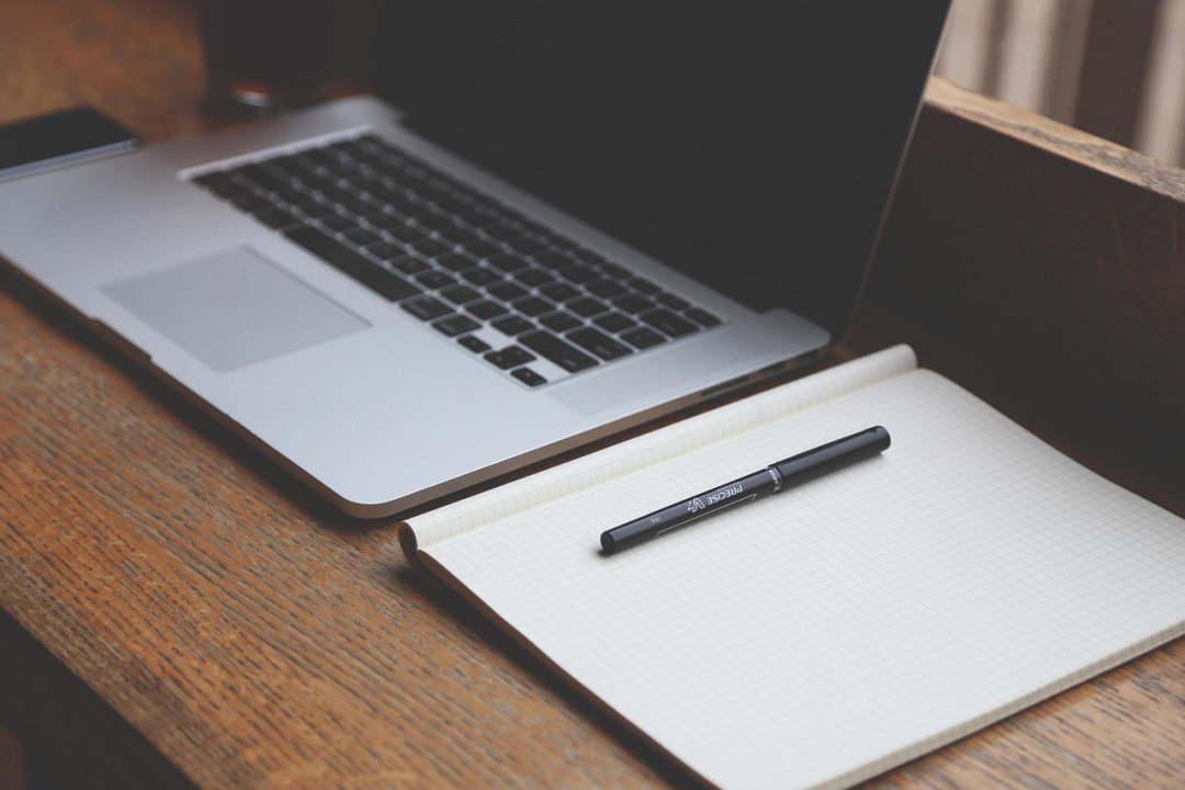 laptop typing web